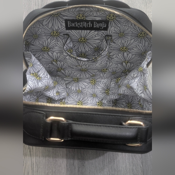 Backstitch Bruja Daisy Pumpkin Crossbody Backpack SOLD OUT Springween Halloween - Picture 4 of 15